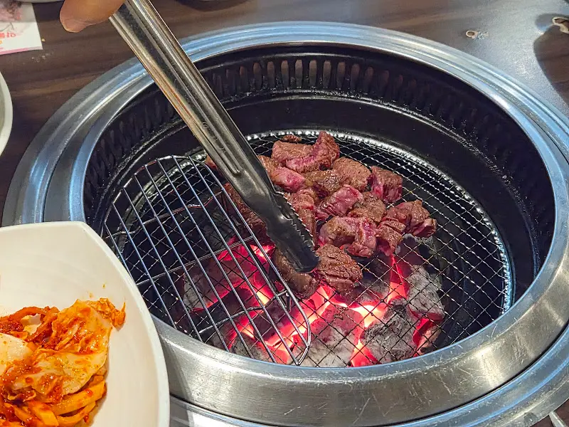 숯불 위에서 구워지는 약돌한우