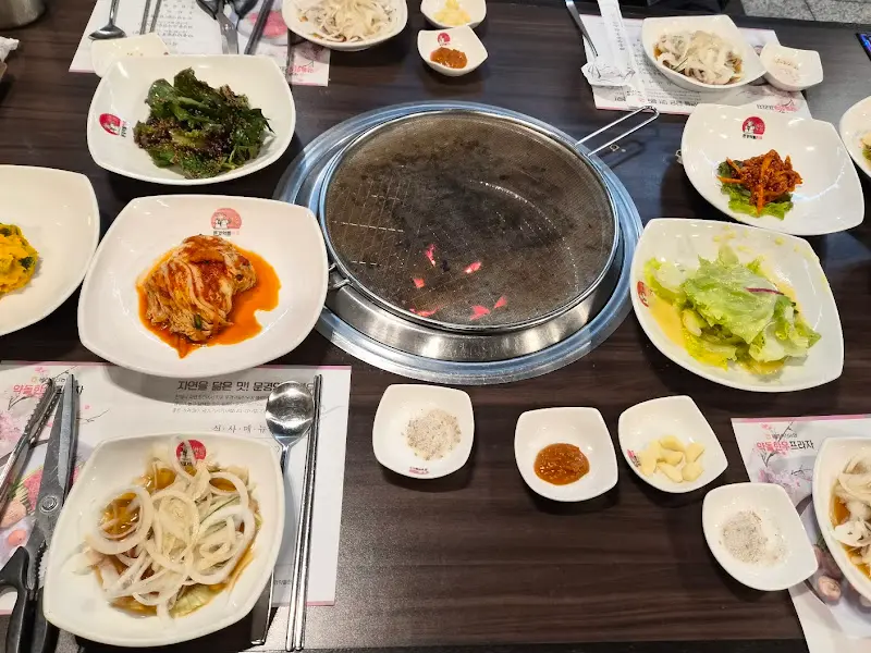 푸짐하게 차려진 밑반찬