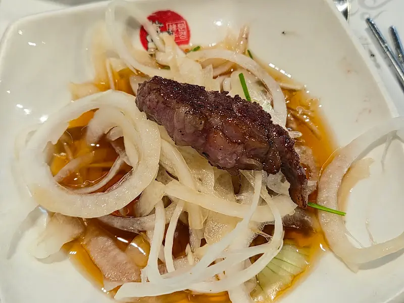 양파절임과 함께 먹는 약돌한우