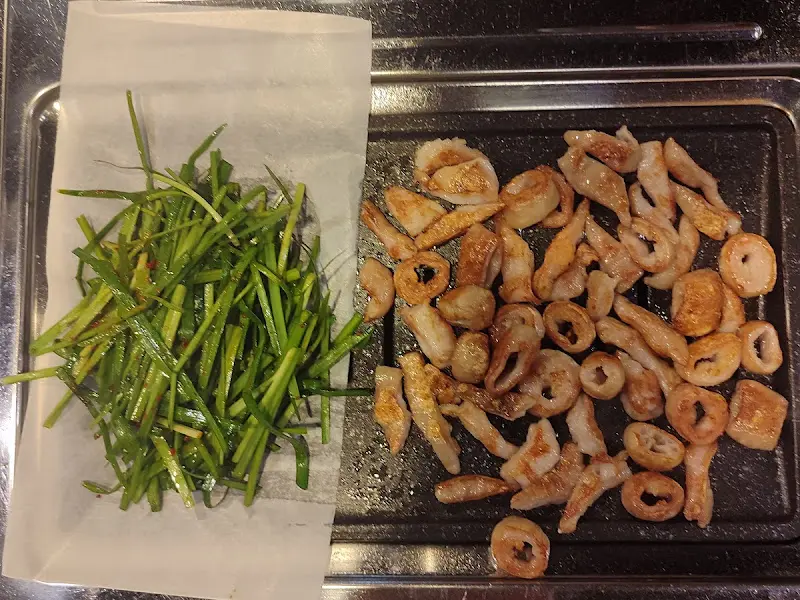 잘 구워진 막창과 부추