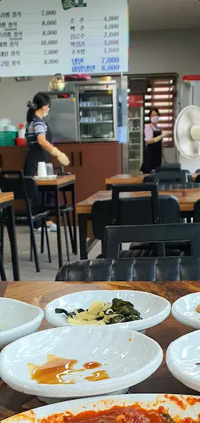 다양한 반찬들이 정갈하게 담겨 있는 모습