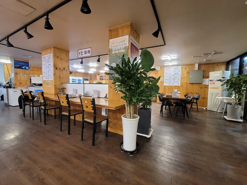 넓고 깔끔한 식당 내부