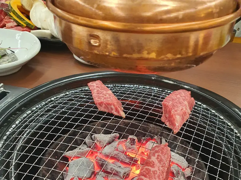 숯불 위에서 익어가는 양념갈비