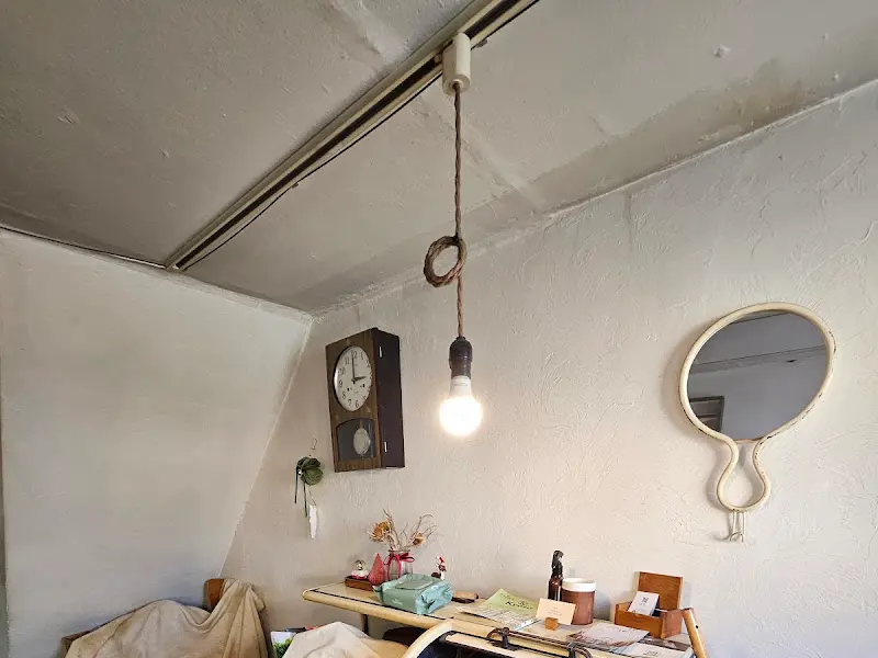 모루식당 내부 시계