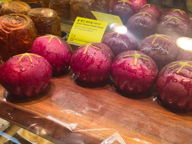 다양한 종류의 빵들이 진열된 모습