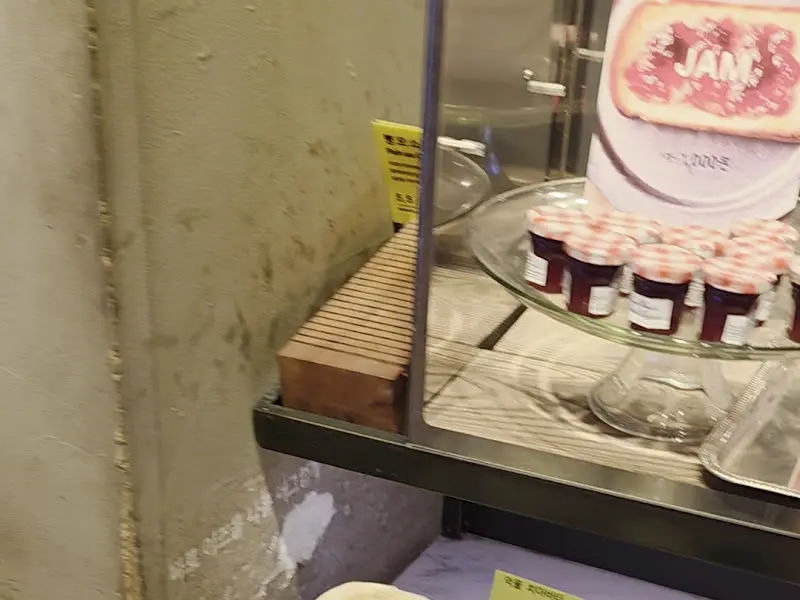 잼과 다양한 빵들이 진열된 모습