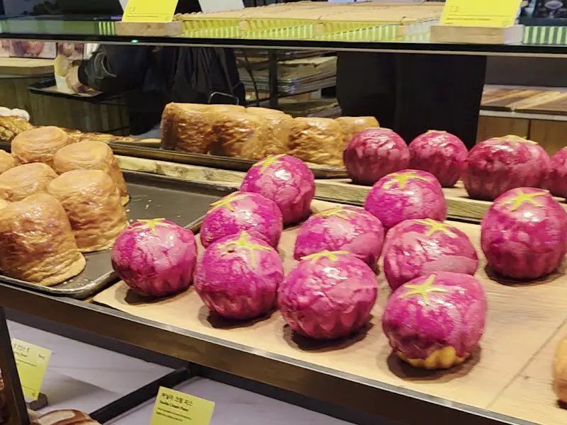 다양한 종류의 빵들이 진열된 모습