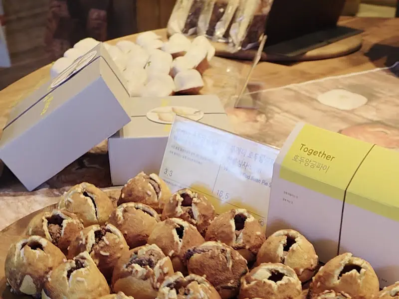 선물용으로 포장된 빵들의 모습