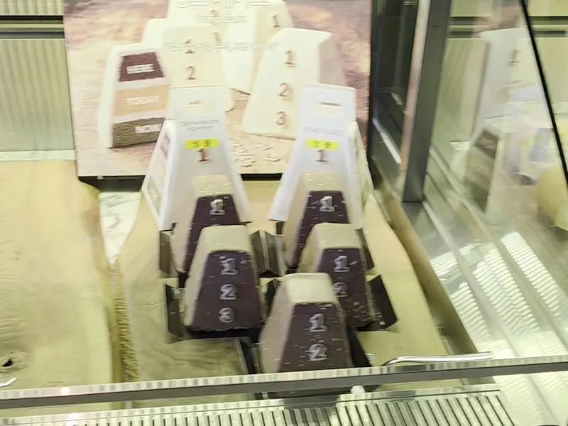 다양한 종류의 디저트들이 진열된 모습