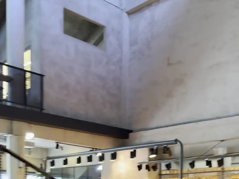 카페 내부의 높은 천장과 창문