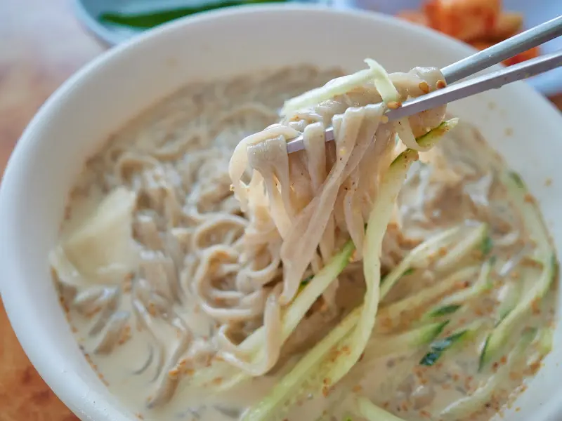 젓가락으로 들어올린 쫄깃한 메밀면