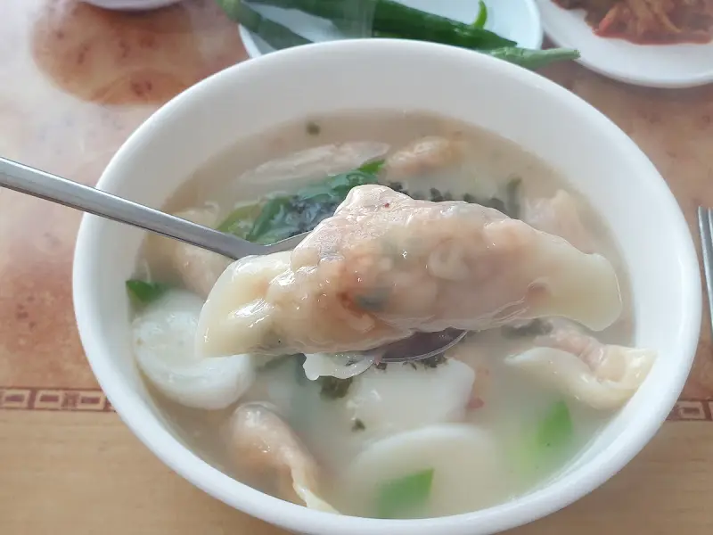 푸짐한 떡과 만두가 들어간 떡만둣국