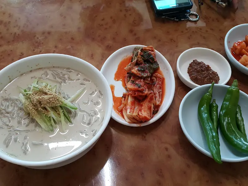 들깨냉국수와 밑반찬의 환상적인 조화