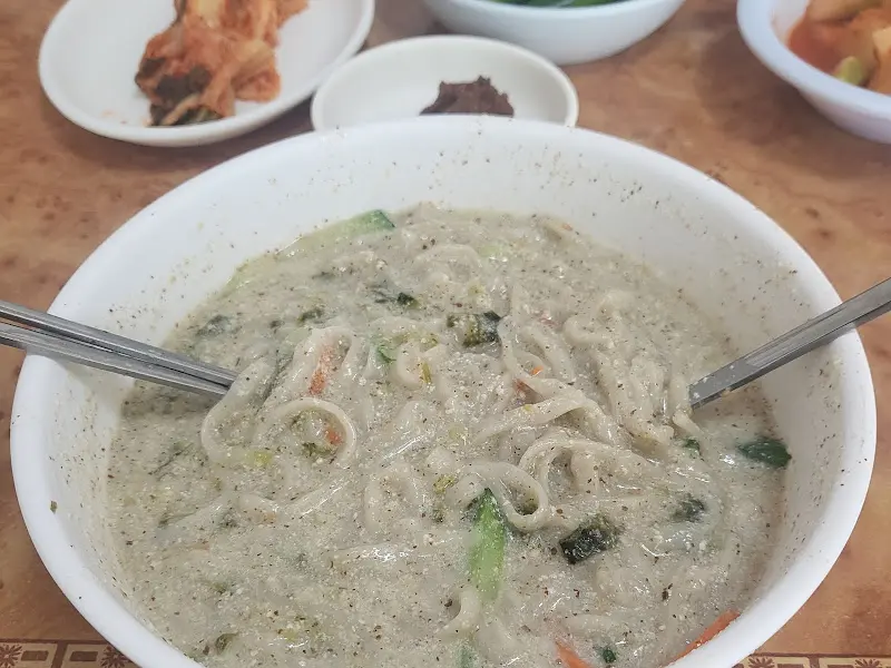 들깨의 고소함이 가득 느껴지는 들깨온칼국수