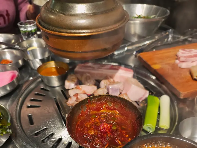 흑돼지 오겹살과 함께 제공되는 다양한 밑반찬