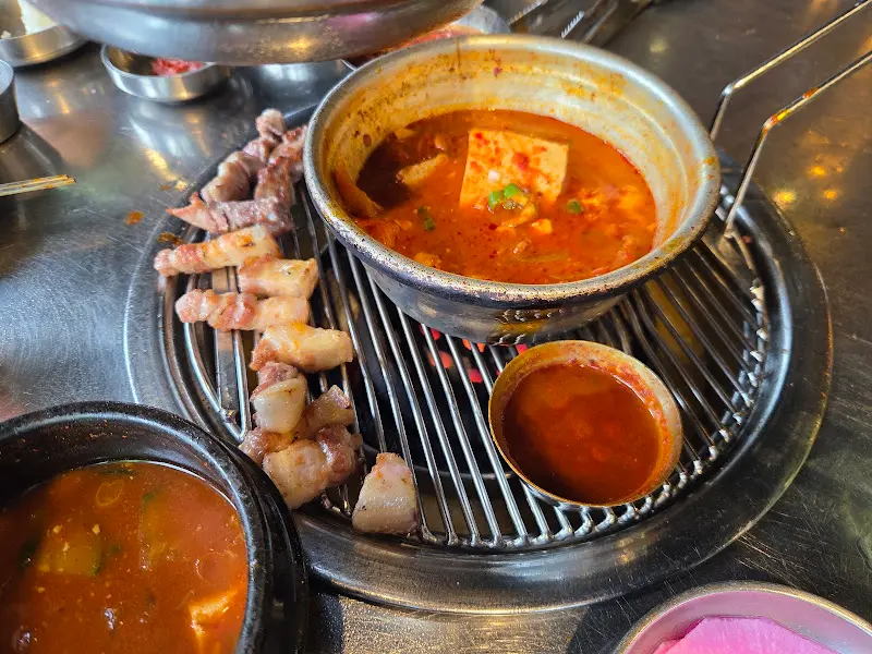 김치찌개와 함께 즐기는 흑돼지 오겹살