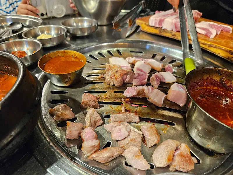 푸짐하게 차려진 흑돼지 오겹살 한 상 차림