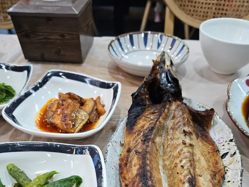 고등어 구이와 각종 반찬