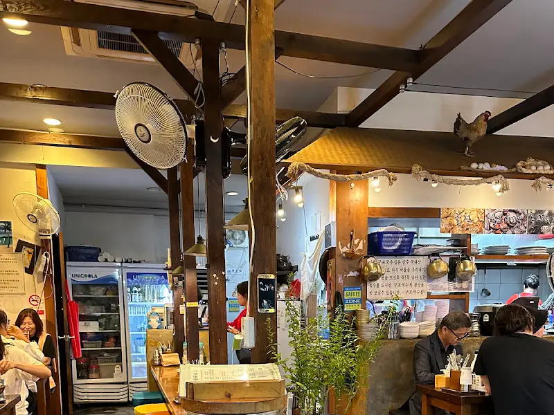 편안한 분위기의 식당 내부