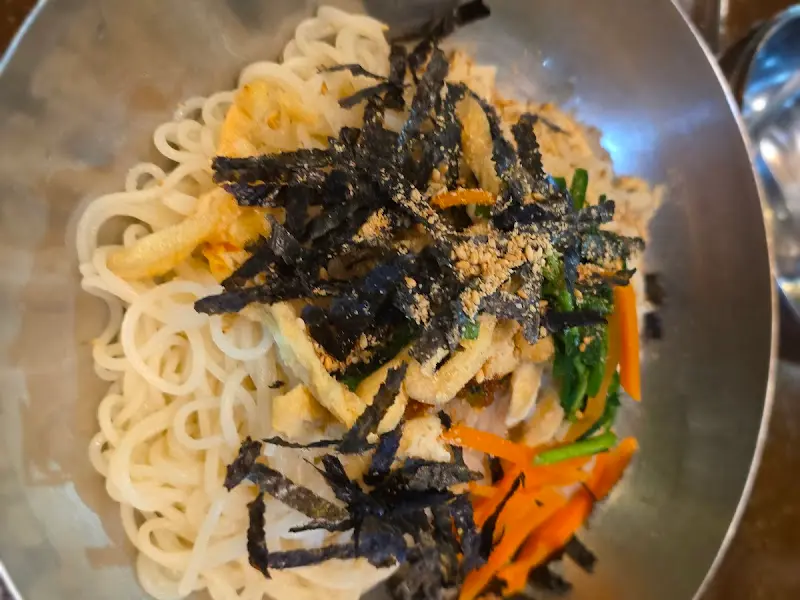 비벼진 멸치국수의 모습