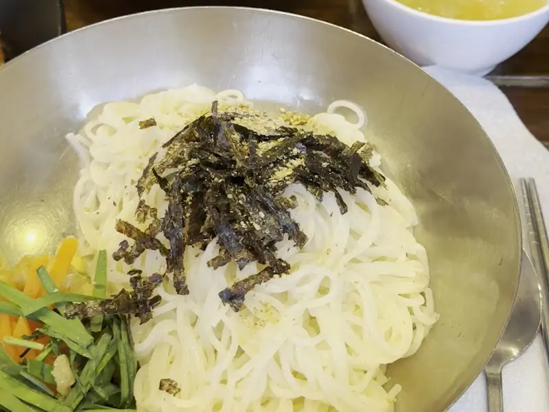 김가루가 뿌려진 멸치국수