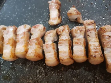 추억이 깃든 가성비, 그집고기에서 맛보는 행복한 삼겹살 만찬: 싸고 맛있는 수원맛집 탐방기