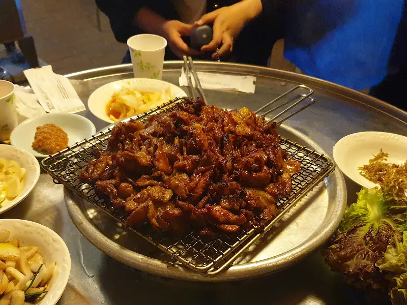 쌈 채소에 고기, 양파 무침 올려 크게 한 쌈!