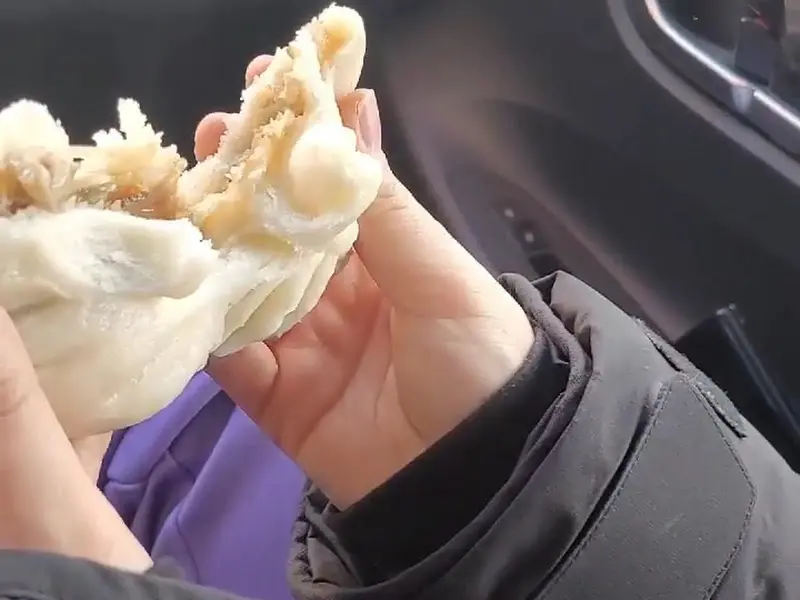 손으로 찢은 찐빵 단면