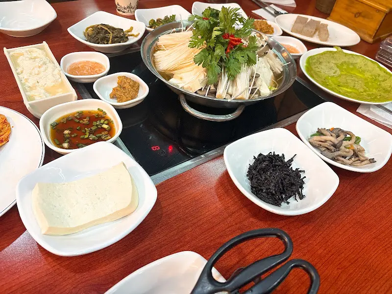 테이블 가득 차려진 두부 요리 한 상 차림