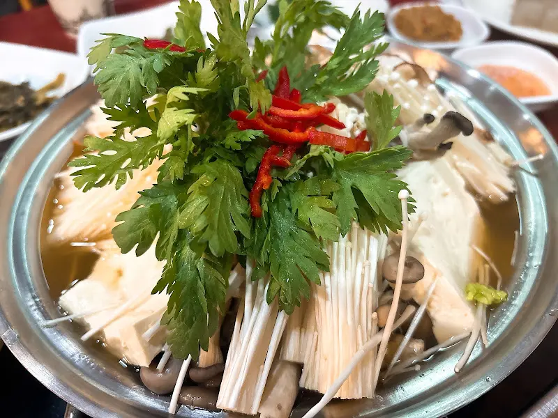 두부와 버섯, 채소가 가득 담긴 두부버섯전골