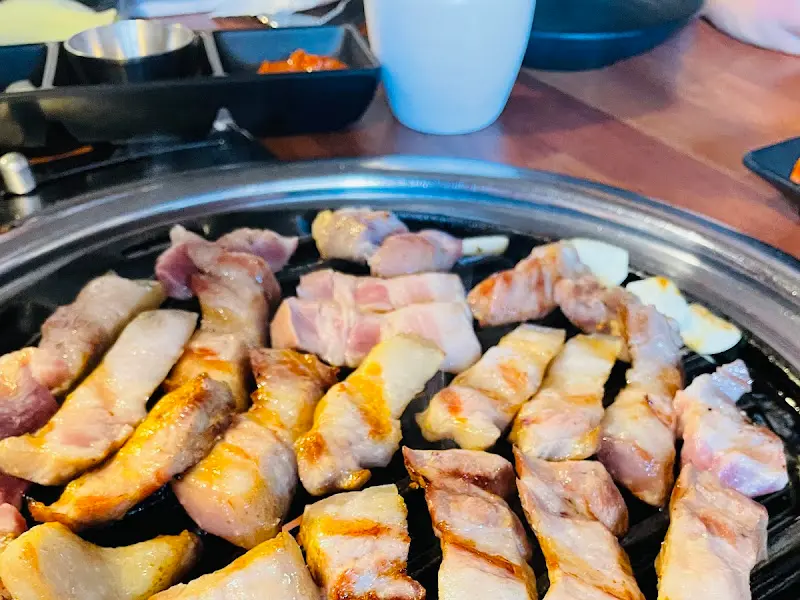 불판 위에서 익어가는 흑돼지