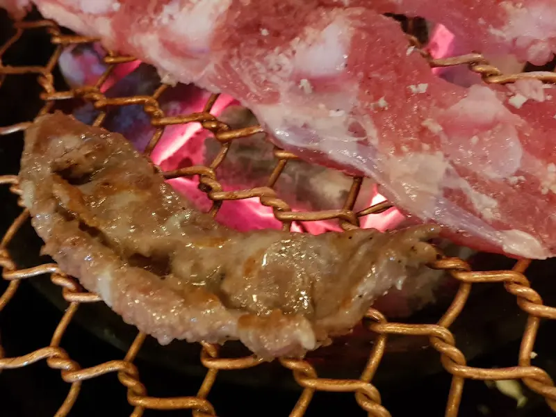 불판 위에서 익어가는 오돌갈비