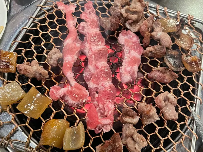 불판 위에서 익어가는 오돌갈비와 돼지 껍데기