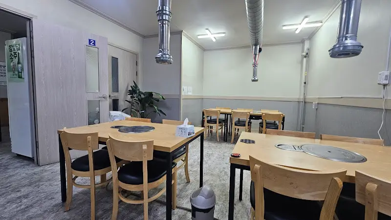 넓고 깔끔한 식당 내부