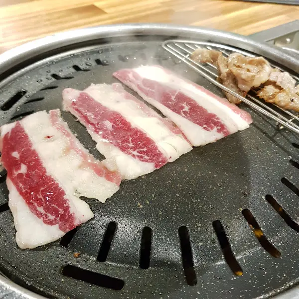 불판에 구워지는 차돌박이