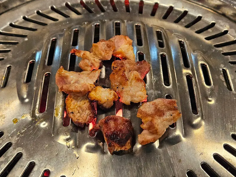 연탄불 위에서 맛있게 익어가는 삼겹살