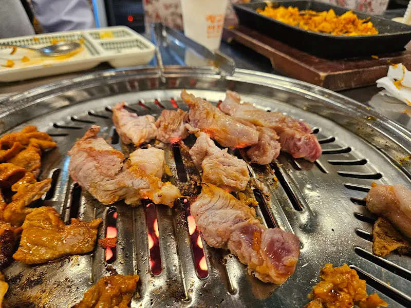 연탄불 위에서 맛있게 익어가는 목살