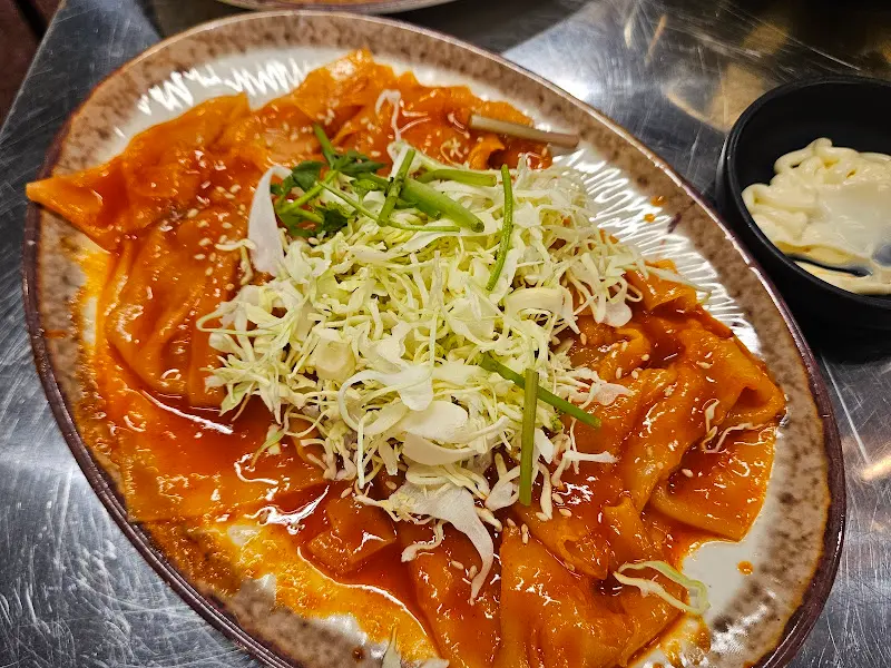 매콤달콤한 양념에 버무려진 납작당면