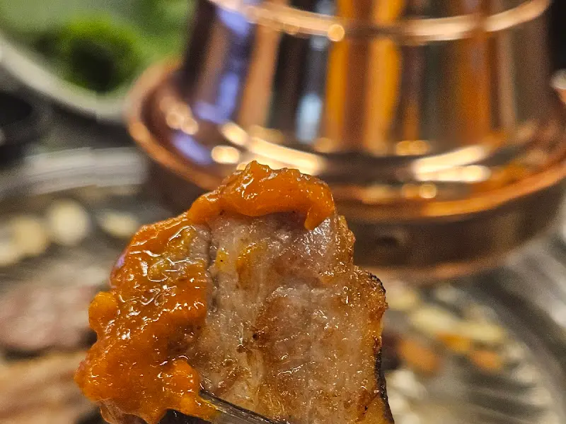 맛있게 구워진 고기 한 점