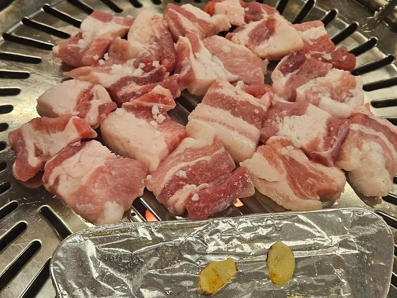 연탄불 위에 올려진 신선한 고기