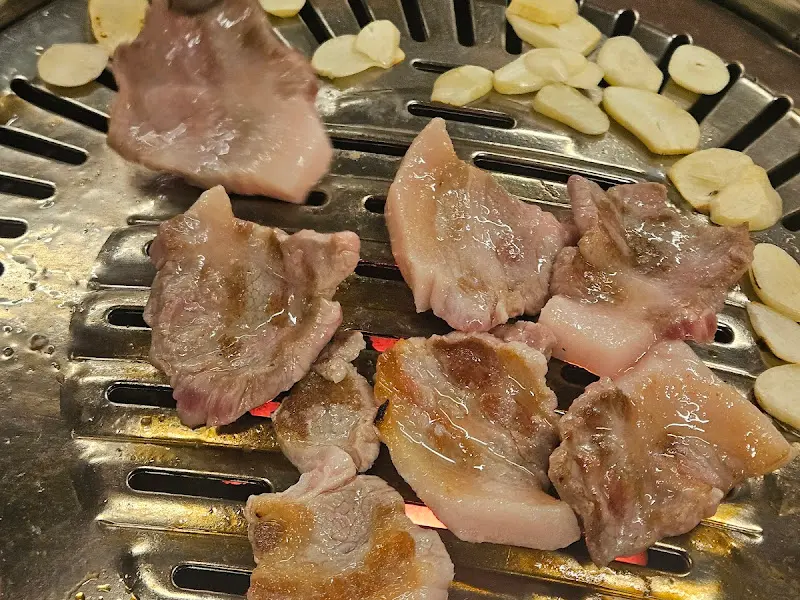 연탄불에 구워진 고기와 마늘