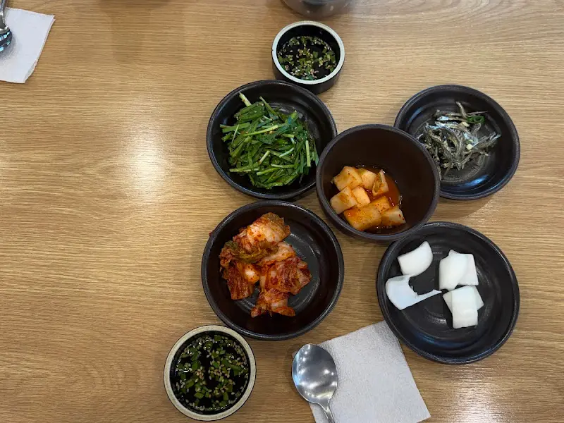 정갈하게 담긴 밑반찬 사진