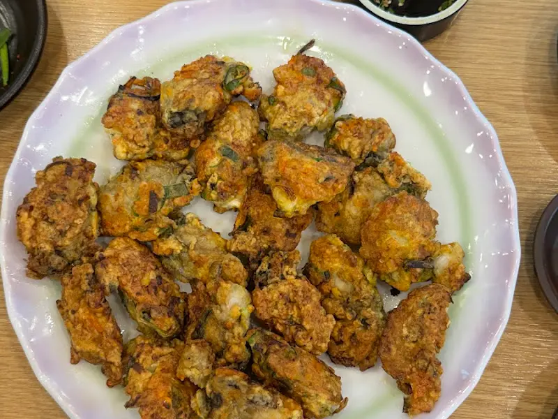 노릇노릇하게 구워진 굴전