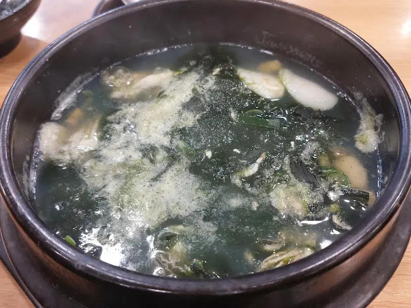 굴국밥의 클로즈업 사진