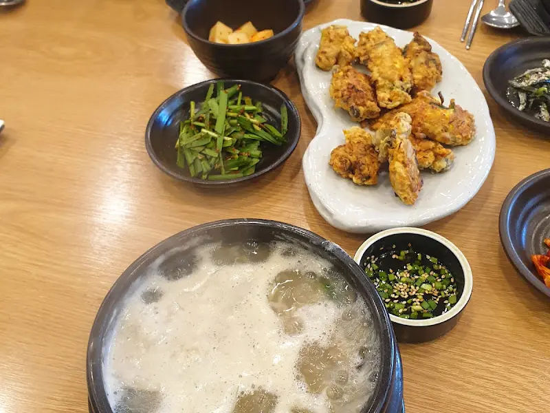 테이블 위의 굴국밥과 굴전