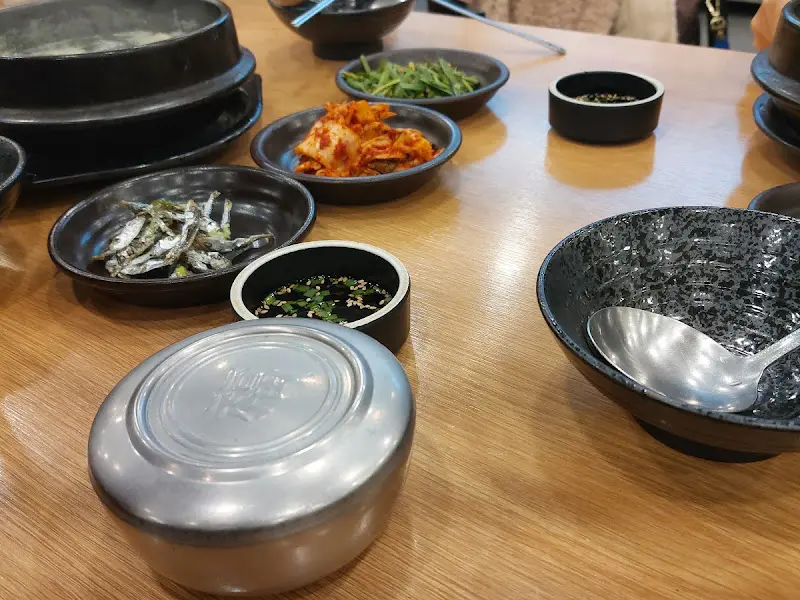 다양한 밑반찬과 굴국밥
