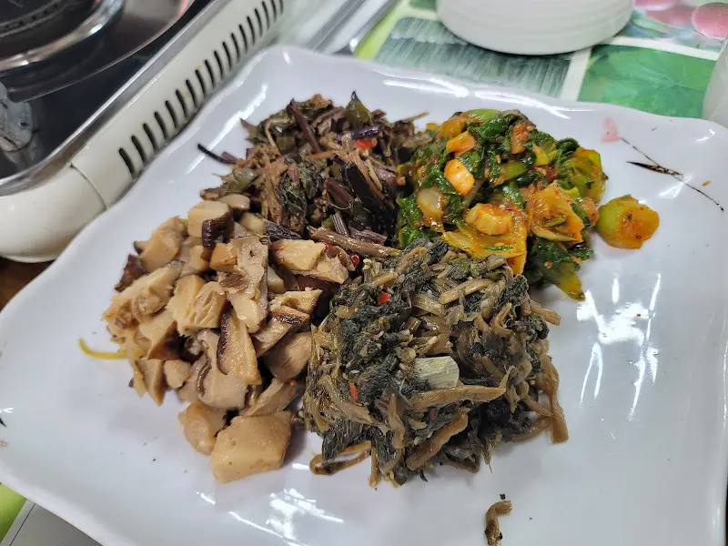 정갈하게 담긴 나물 반찬