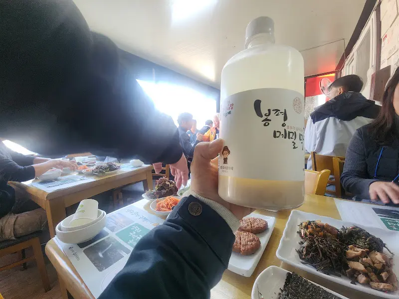 투명한 병에 담긴 막걸리