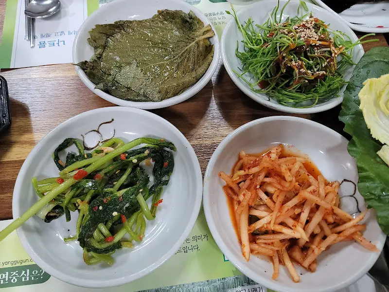 정갈한 반찬 접시들