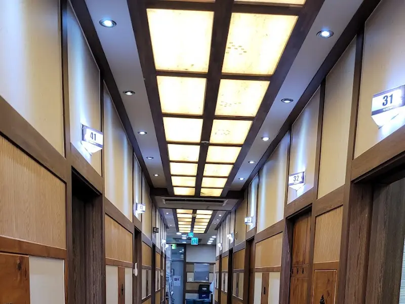 2층 룸으로 향하는 복도